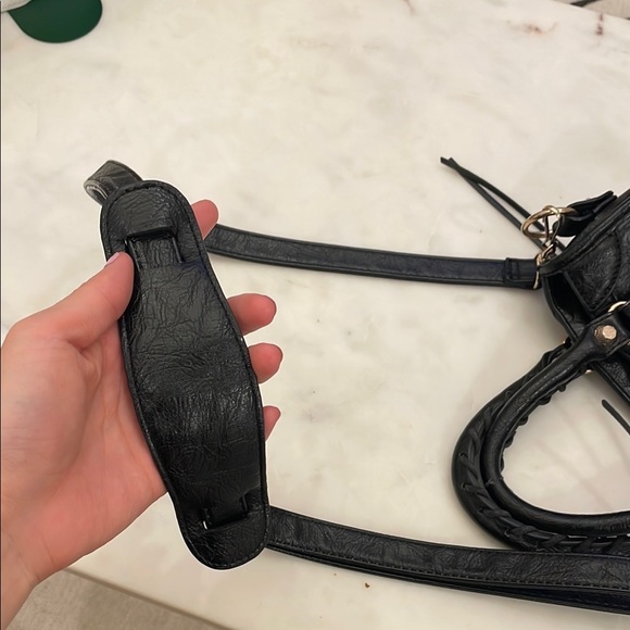 City Inspired Black Crossbody Handbag - Picture 7 of 11